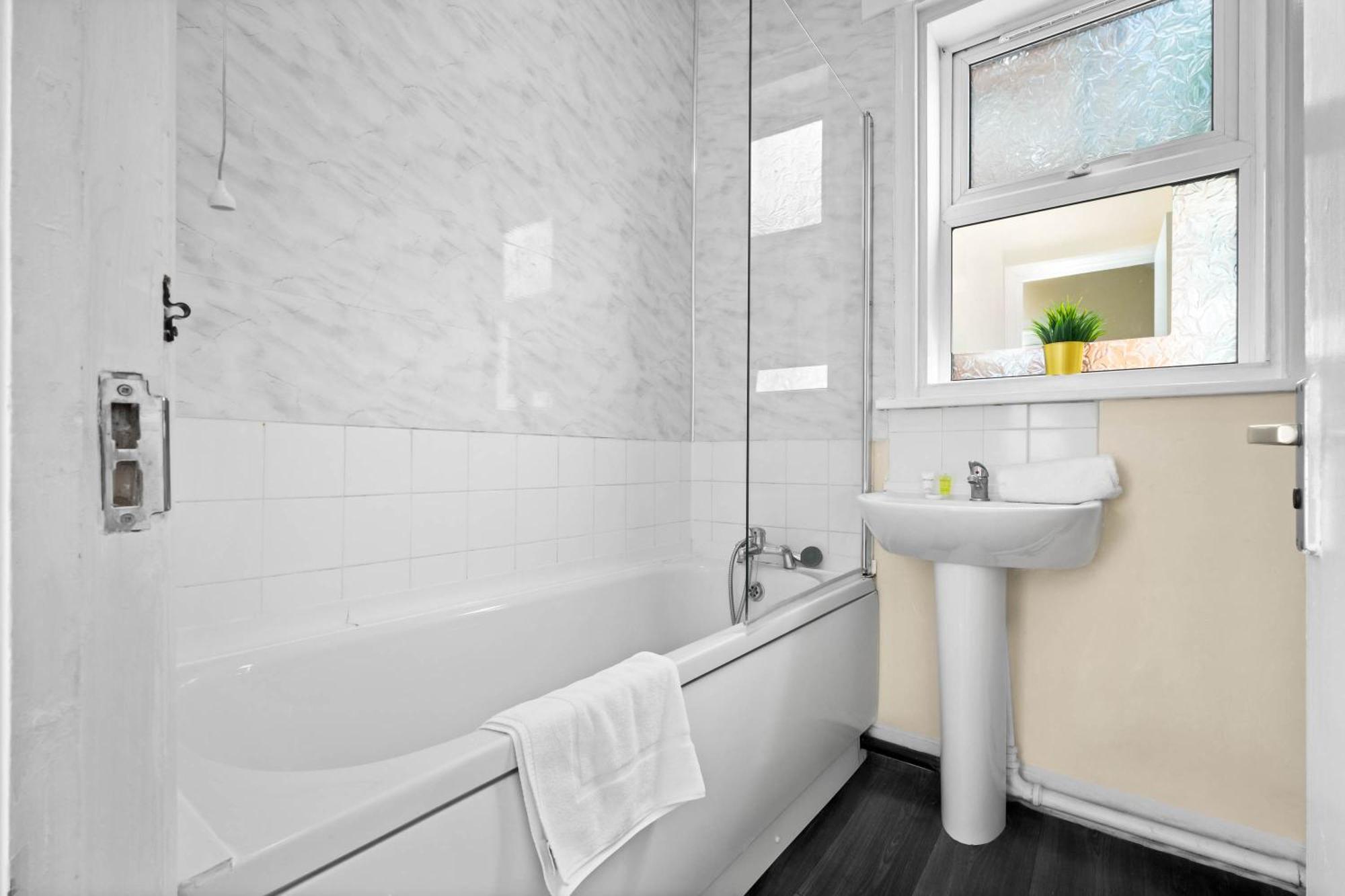 Two Bedroom Apartment - Single Beds - Accommodates 3 - Street Parking - Top Rated -Wbb West Bromwich Luaran gambar