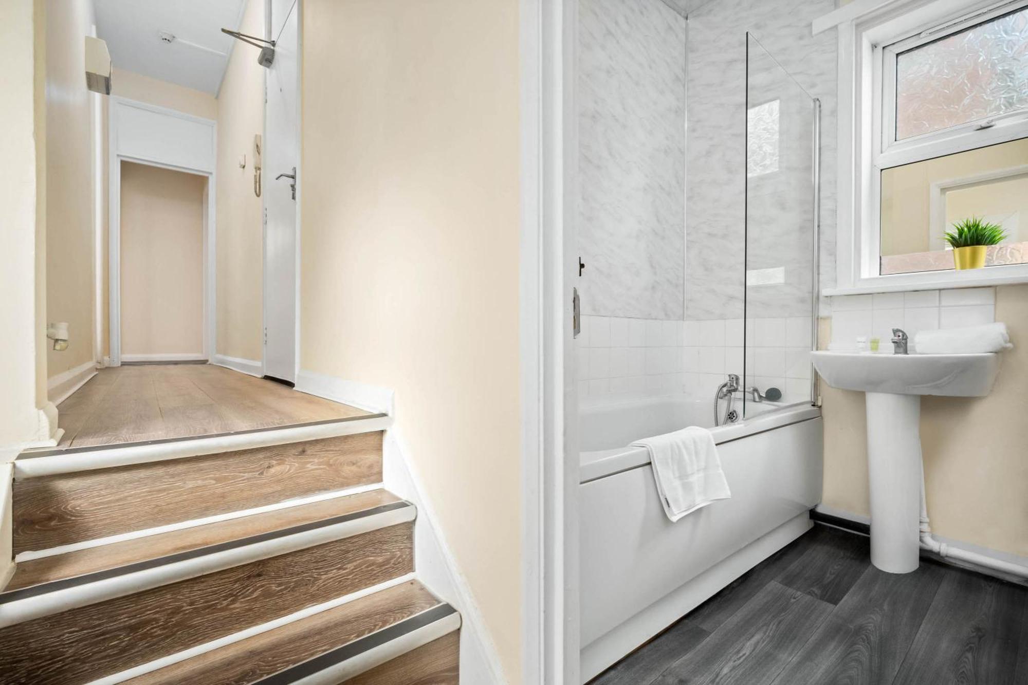 Two Bedroom Apartment - Single Beds - Accommodates 3 - Street Parking - Top Rated -Wbb West Bromwich Luaran gambar